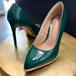 New BCBG Green Croc w Gold link chain detail heels 5M/35